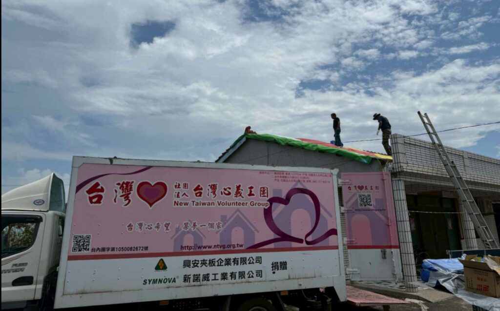 丹娜絲颱風近日重創嘉南地區，義工們進駐台南七股，緊急幫屋頂被吹掀的近50間屋子，蓋上帆布加固