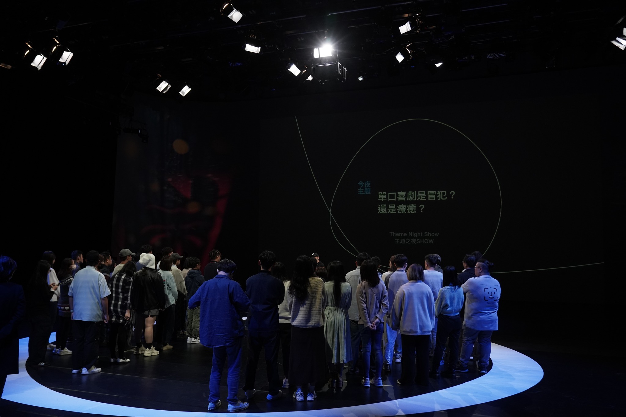 單口喜劇常衝撞社會界線，究竟是療癒還是冒犯？圖／《公視主題之夜SHOW》