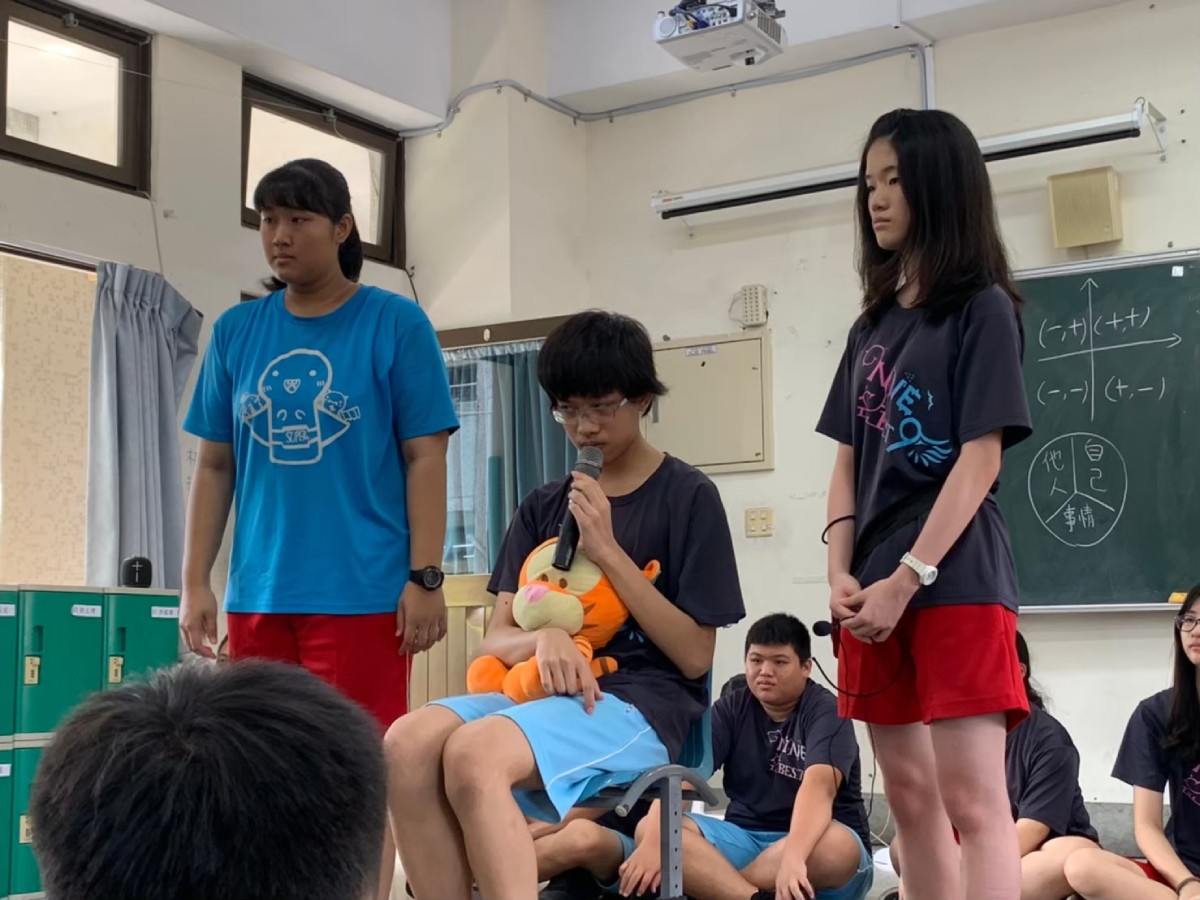 學生正在進行「坐針氈」，扮演者要大家的接受提問。圖片提供／沈邑蓎