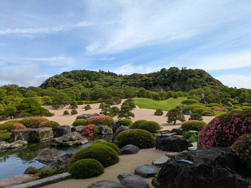 將白沙青松畫作「白沙青松」實體化，並命名為「白砂青松庭」。圖／足立美術館官方X