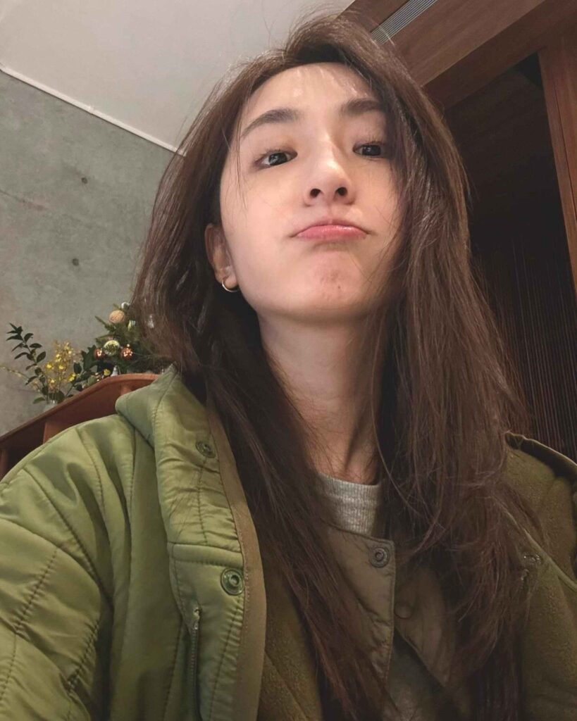 柯佳嬿曾想迎合他人期待,近年學會接受慢熟害羞的自己。(圖/柯佳嬿FB)