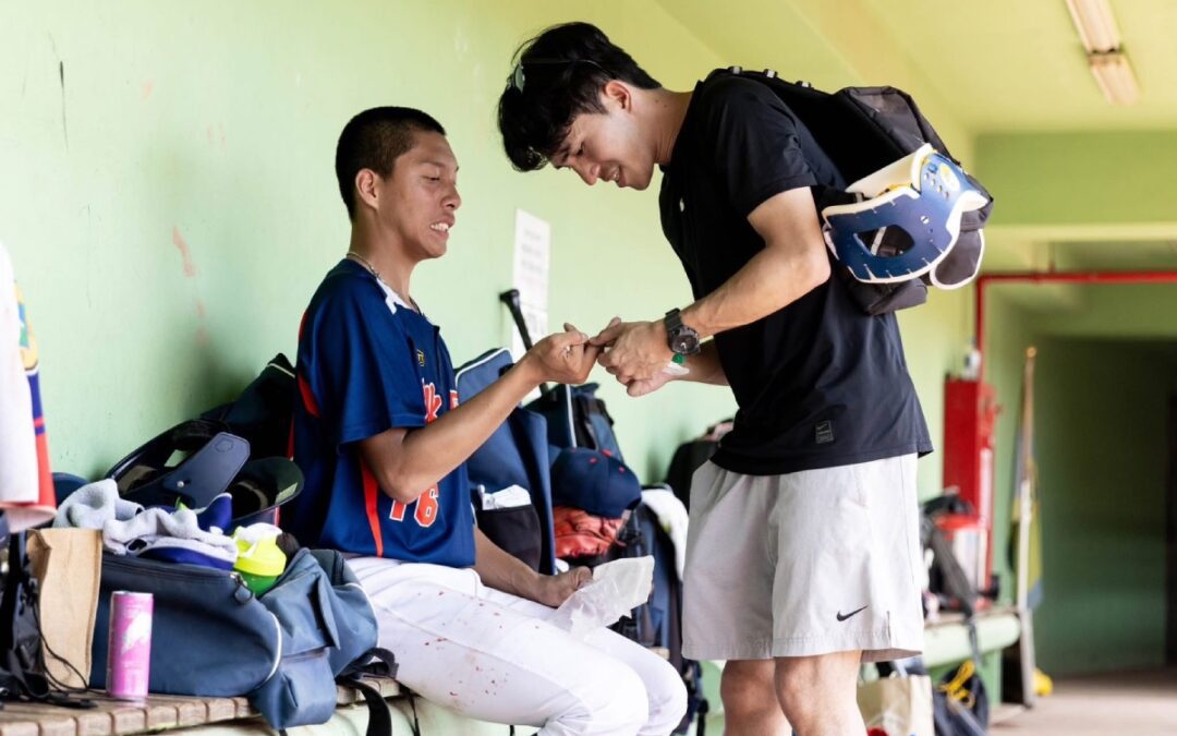 青棒勁旅的幕後功臣：平鎮高中防護員巴隆盼培養選手自我照護，促進頂尖運動員素養