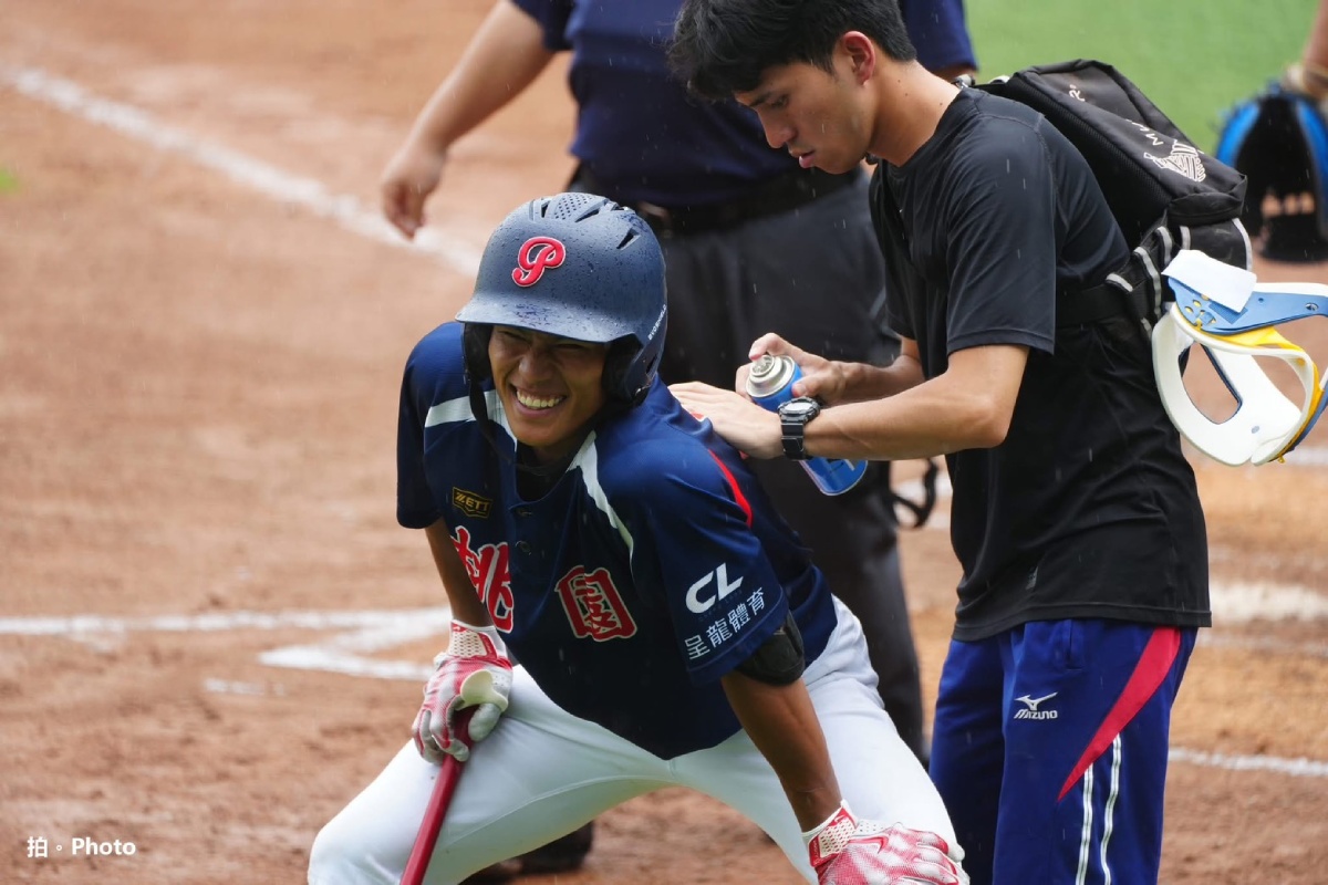 巴隆（右）擔任球隊防護員工作。圖片提供／巴隆·亞育