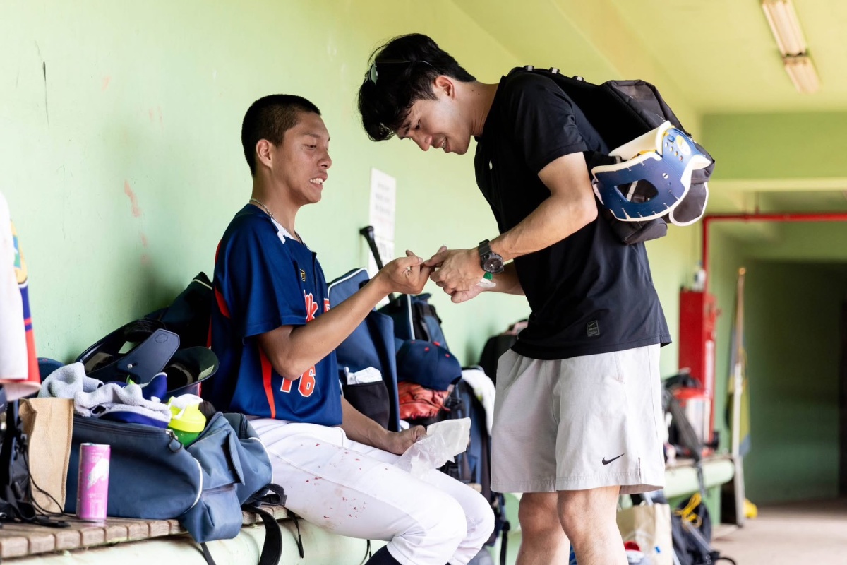 巴隆（右）擔任球隊防護員工作。圖片提供／巴隆·亞育