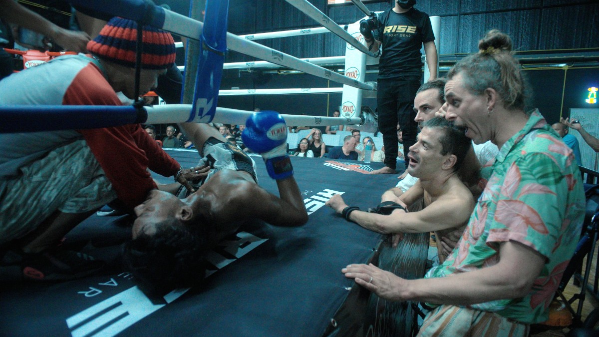 耶皮與兩位摯友常規劃許多刺激的冒險。圖／《三人四腳》