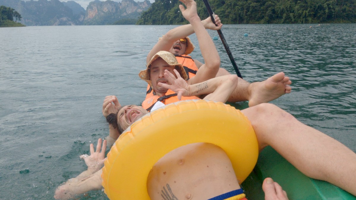 耶皮與兩位摯友常規劃許多刺激的冒險。圖／《三人四腳》