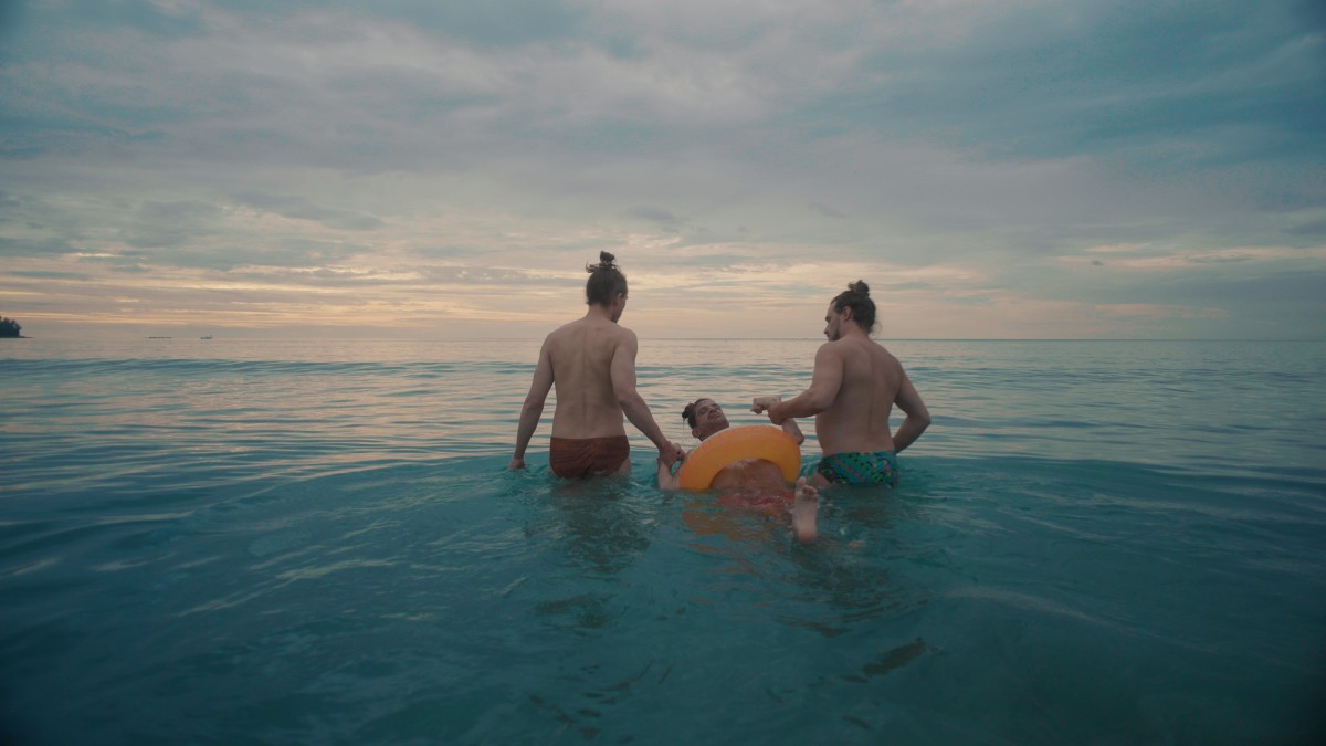 耶皮（中）有兩位摯友共度人生精彩時刻。圖／《三人四腳》