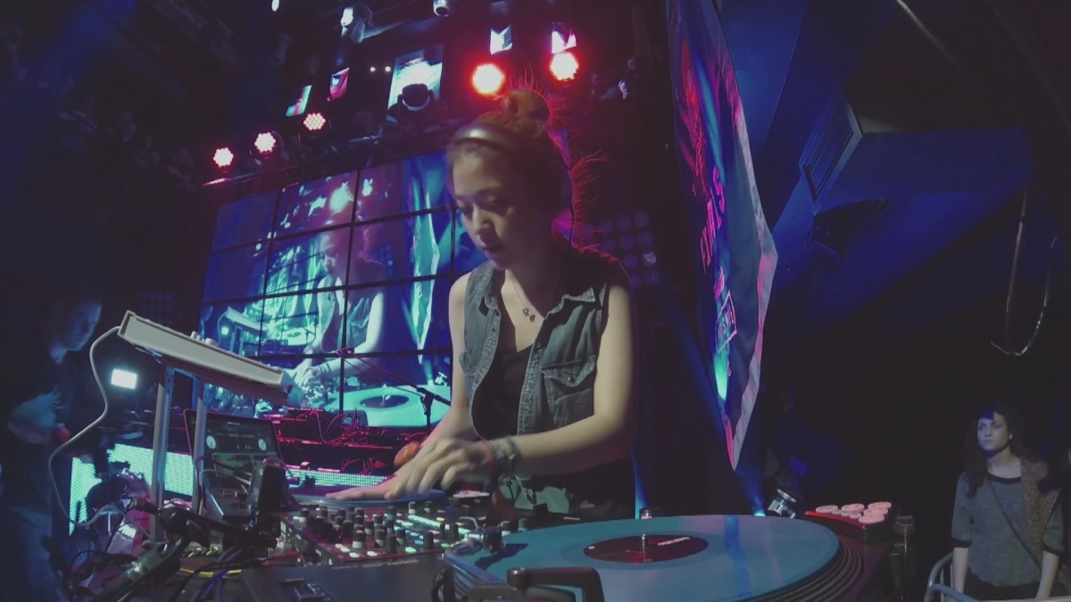 RayRay在DJ的舞台上，樂於學習更勇於挑戰。圖／《她們的故事》