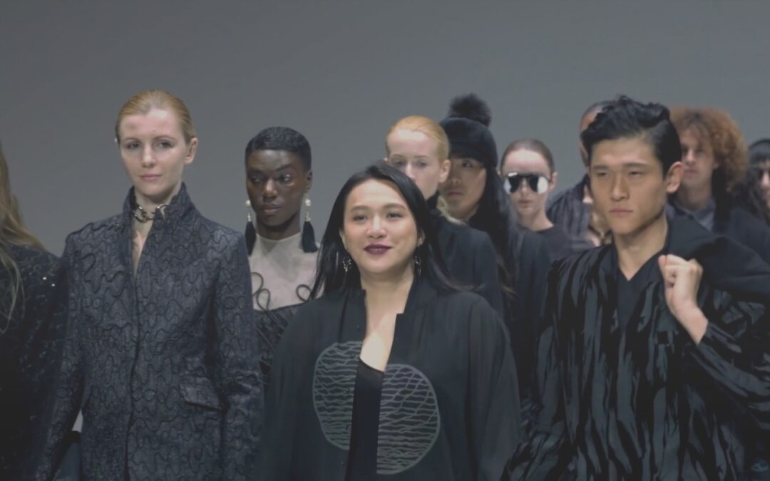 設計師汪俐伶將東方美學與科技縫進布料，素還真穿西裝也出自她之手