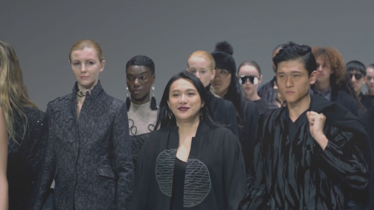 服裝設計師汪俐伶（中）。圖／《她們的故事》