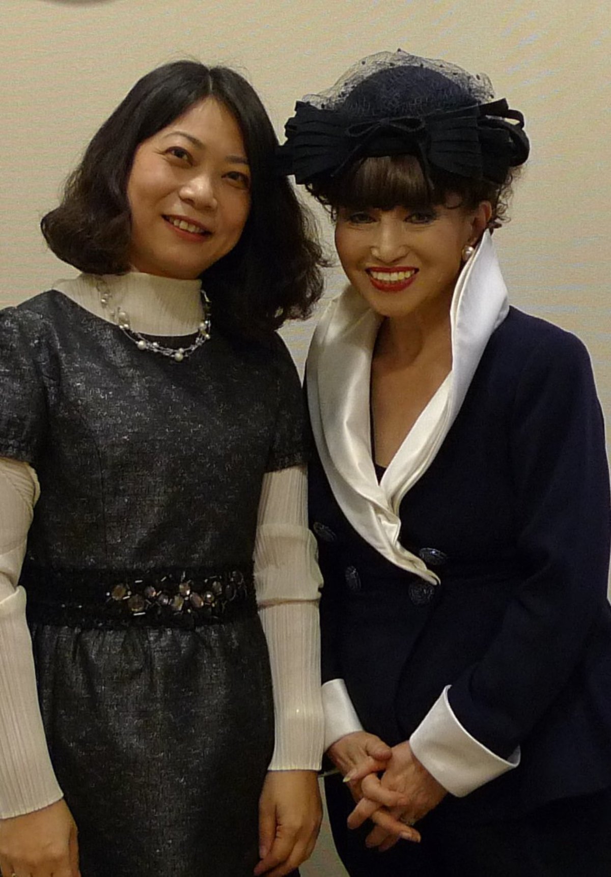 本文作者與《窗邊的小荳荳》作者黑柳徹子女士合影。圖片提供／游珮芸