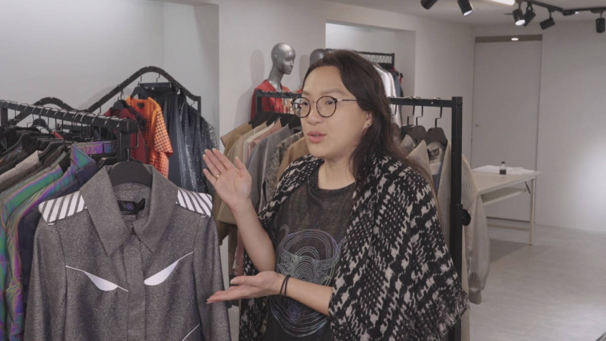 汪俐伶介紹以聖獸麒麟為靈感設計的作品。圖／《她們的故事》