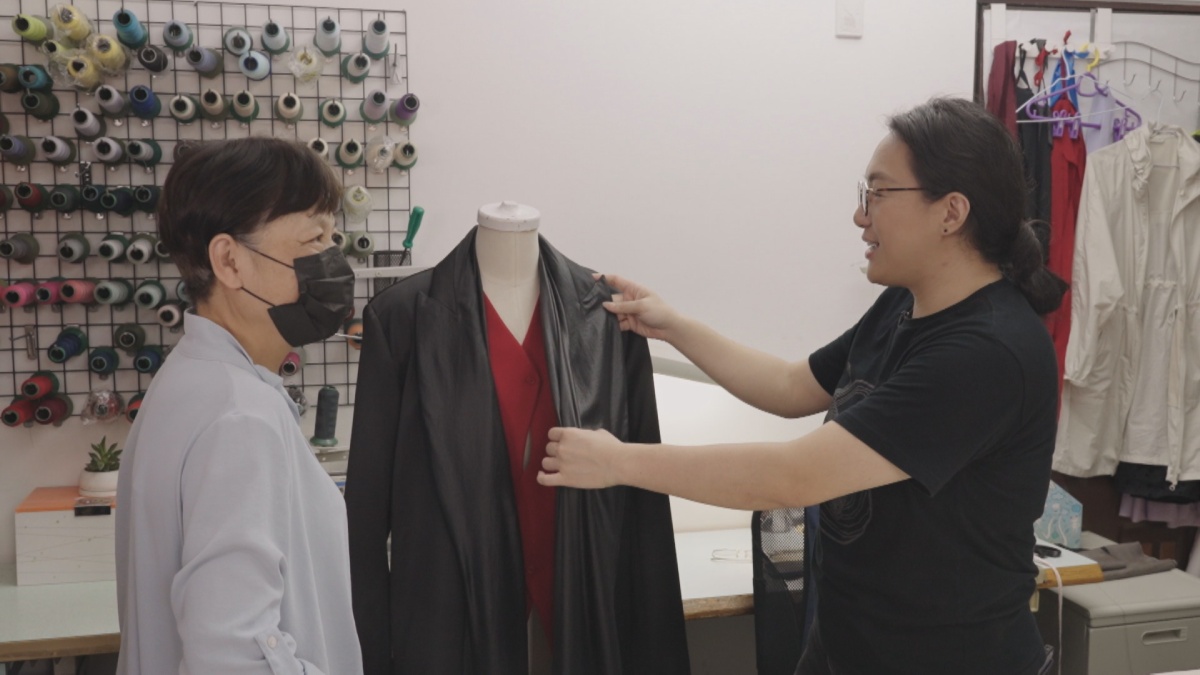 汪俐伶與樣師討論服裝製作。圖／《她們的故事》