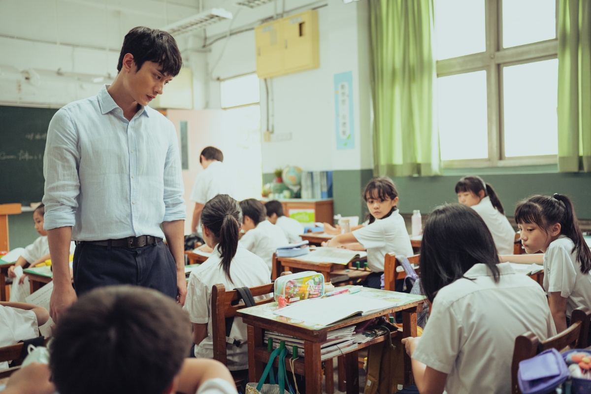 ADHD孩子常因衝動控制不佳的無心行為，在同儕眼中亦被視為「怪胎」。圖／《小曉》