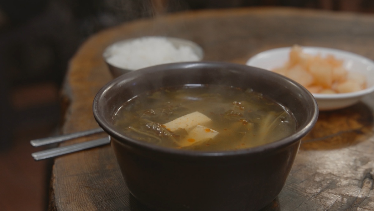 低價醒酒湯套餐廣受司機與工人族群喜愛。圖／《醒酒：大城市生存法則》