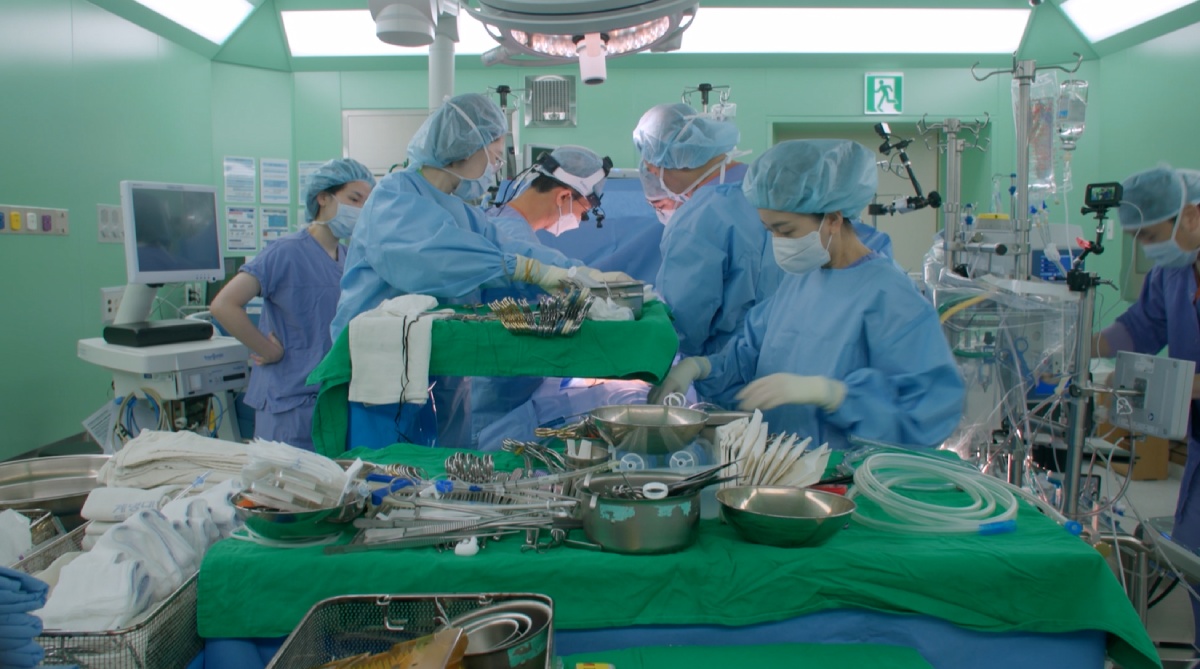 心血管手術需10人以上醫療團隊合作。圖／《血汗接力：韓國醫療體系崩潰下的奮戰與告白》
