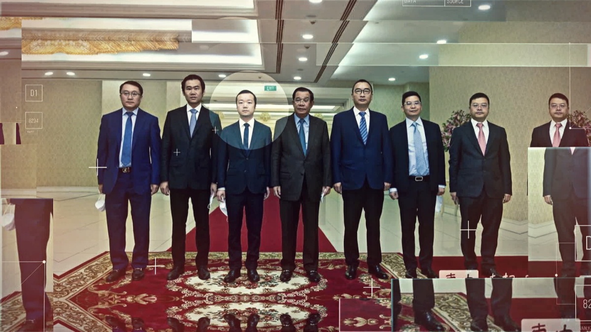 陳志（左三）與洪森（左四）合影。圖／《黑金詐騙網》