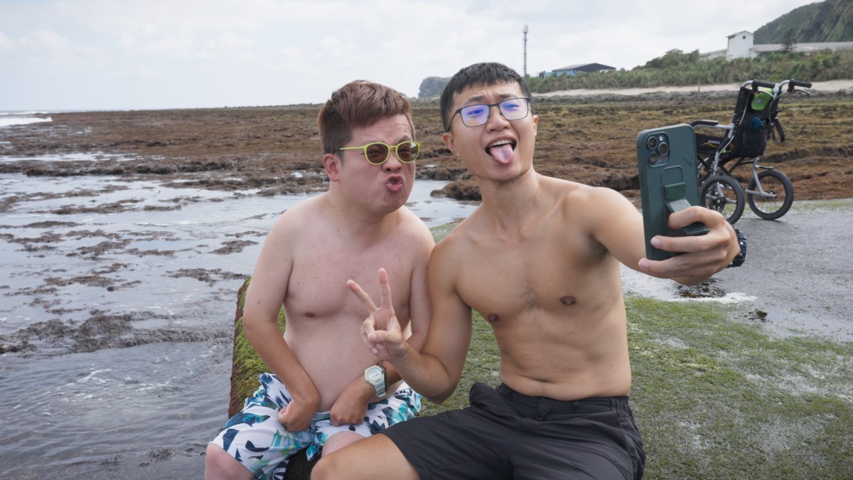 凱哥與個人助理合照。有了個人助理的協助，凱哥的假日，不去玩、就在去玩的路上。圖／《極樂世界之好好出門》