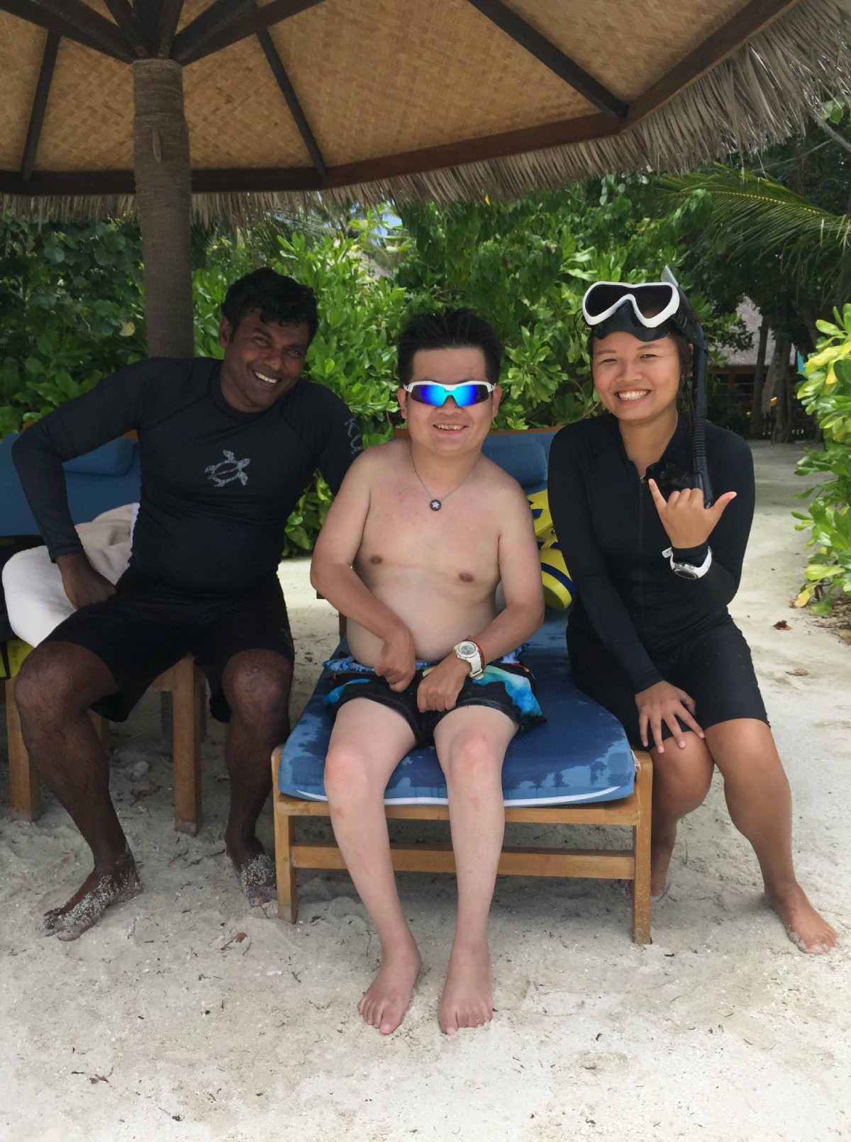 凱哥與馬爾地夫的潛水教練合影。圖片提供／莊富凱