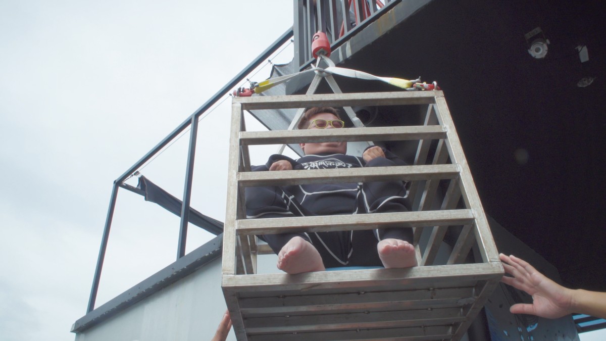 凱哥要到練習泳游池，但因為沒有無障礙設施，選擇改用吊掛的方式。圖／《極樂世界之好好出門》