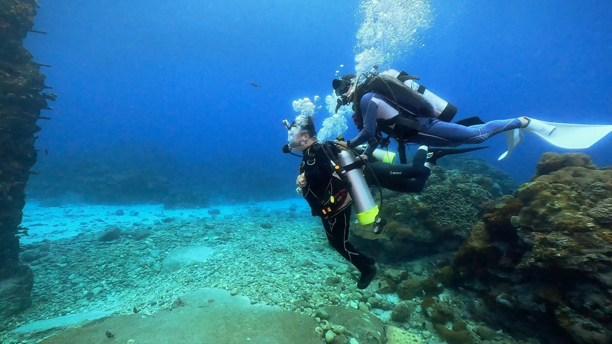 教練協助莊富凱在海中前進。圖／《極樂世界之好好出門》
