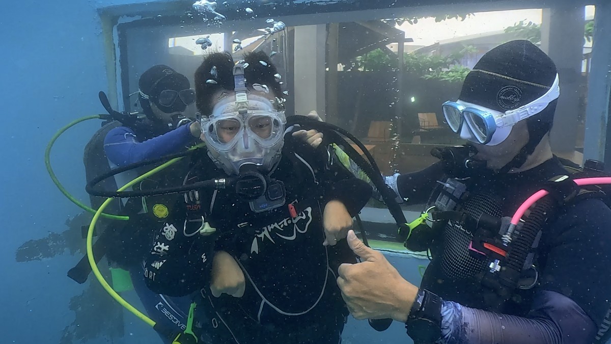 教練透過約定好的手勢在水中跟凱哥溝通。圖／《極樂世界之好好出門》