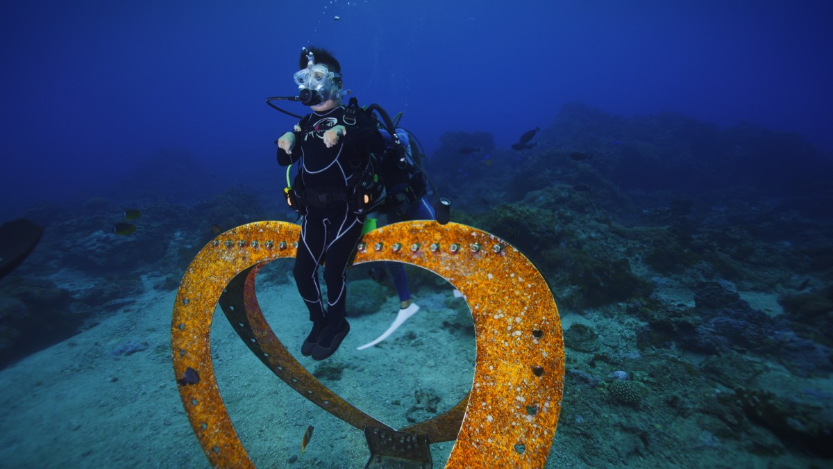 莊富凱在綠島石朗潛水打卡景點「海底愛心」留影。圖／《極樂世界之好好出門》
