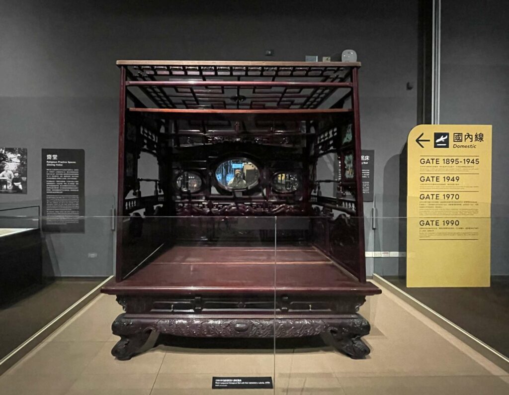 |〈國內線〉展件「閨閣與紅眠床」。