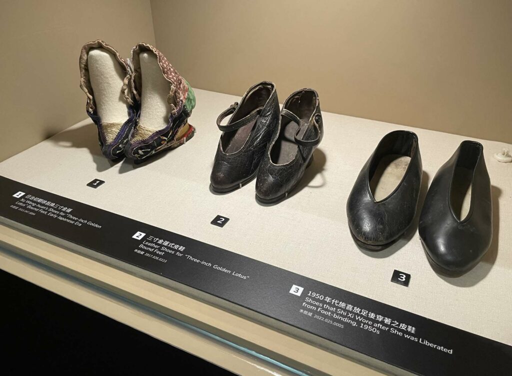 |女性纏足曾是彰顯家中教養、經濟實力以及嬌美的象徵,時至日本時代才推動放足,鬆動女性受教育和就職的限制。