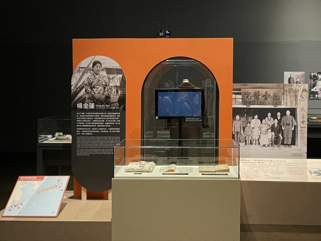 |〈國內線〉GATE 1895-1945 左下方畫有楊金蓮(1914-1994,本名「三橋蓮」)從日本來台的移動地圖,為了在戰後能續留臺灣,她曾被楊家收養也訂過婚約。