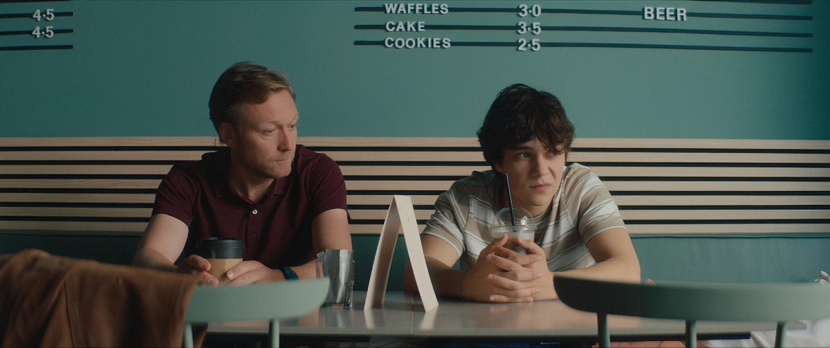 中年男子大衛（左）一步步試探嘉寶。圖／《我15歲，你在乎嗎？》