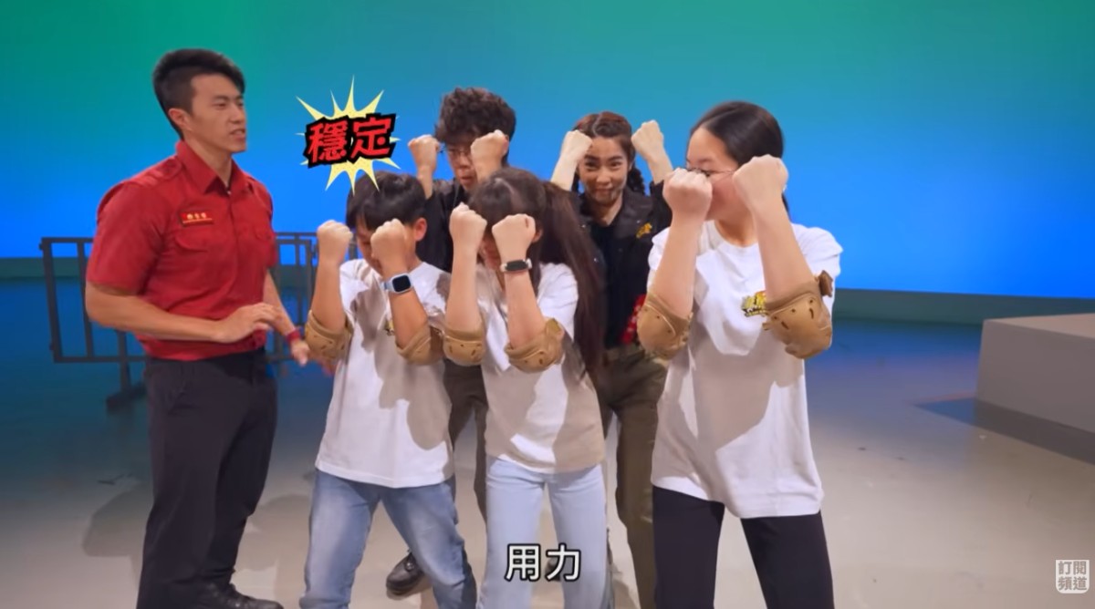 出拳的動作可以撐出胸口的呼吸空間。圖／《鹹魚小隊》