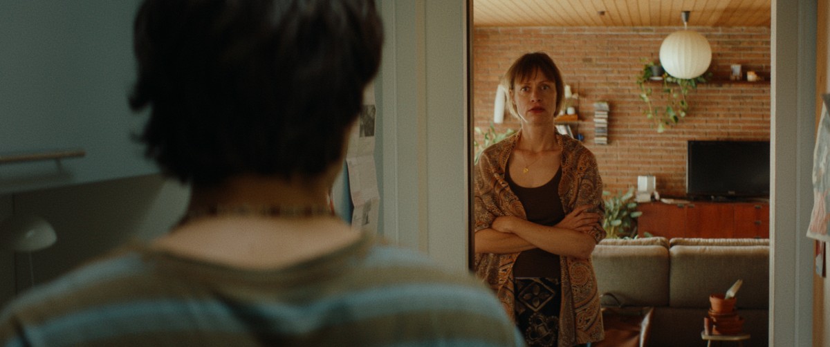 嘉寶的母親忙於生計，沒有發現嘉寶的心事。圖／《我15歲，你在乎嗎？》