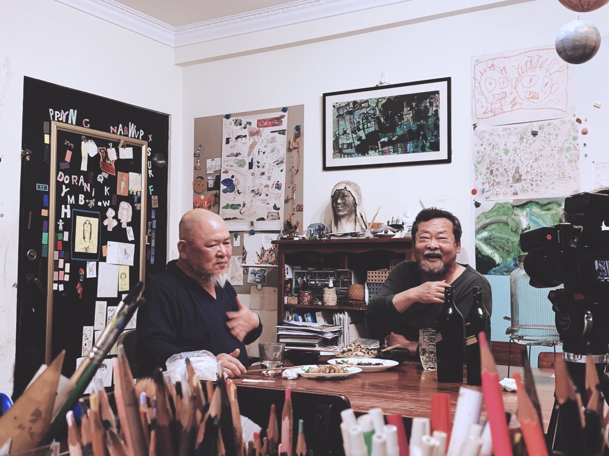 導演林正盛（左）與陳明章是鄰居也是好友，林正盛笑稱拍攝陳明章是因為他家就住樓上。圖／《撼山河 撼向世界》