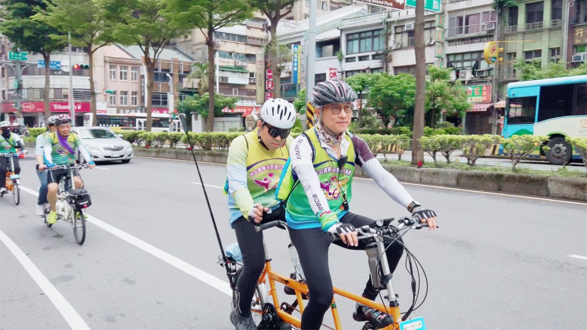林家興喜歡與志工騎協力車到處玩。圖／《極樂世界之好好出門》
