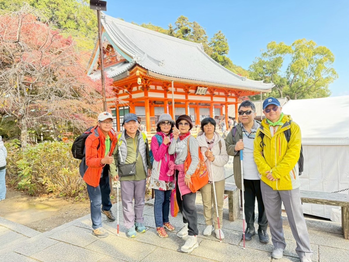 林家興（右二）生活旅遊照。圖片提供／林家興
