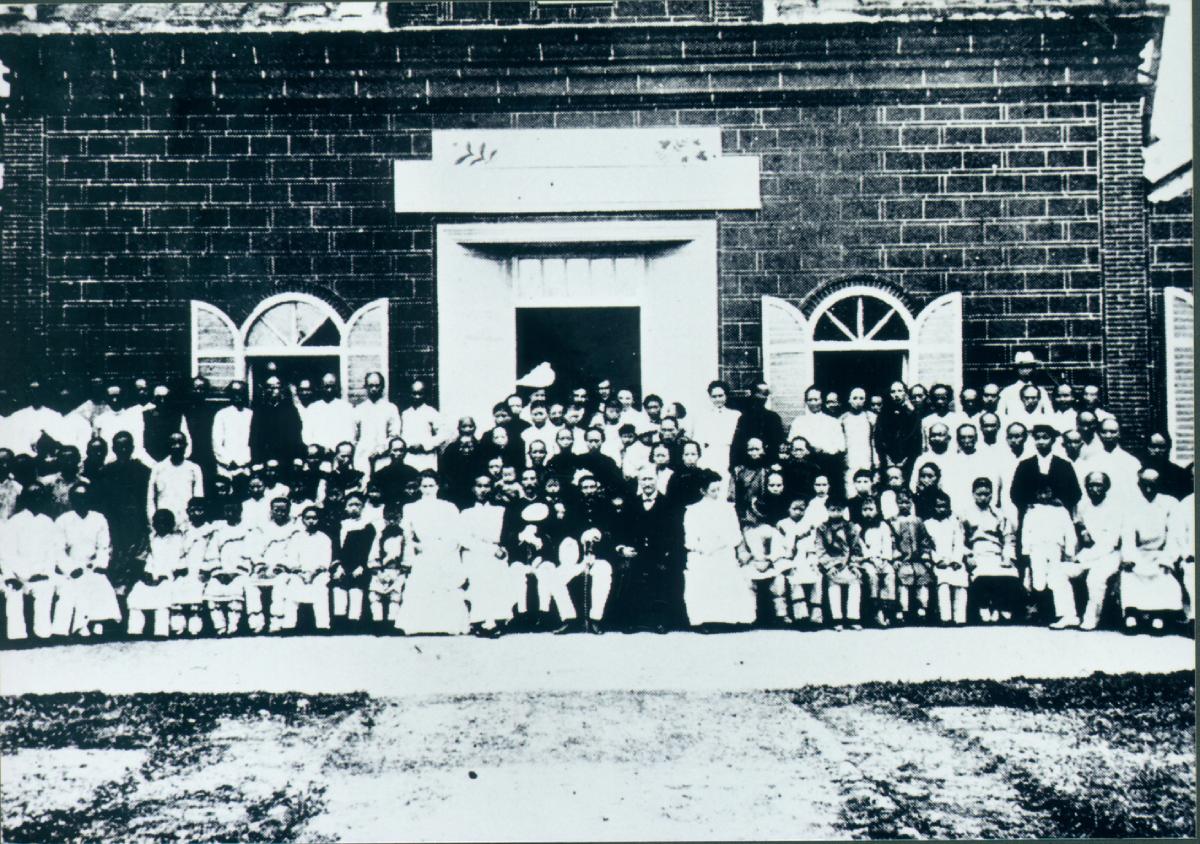 淡水女學校開校典禮。典藏者：真理大學校史館。創用CC 姓名標示-非商業性-相同方式分享 3.0台灣（CC BY-NC-SA 3.0 TW）。發佈於《開放博物館》