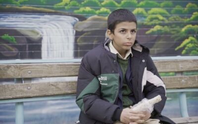 孩子愛比較、羨慕同學有錢?心理師:用同理與具體肯定,接住「想被看見」的渴望