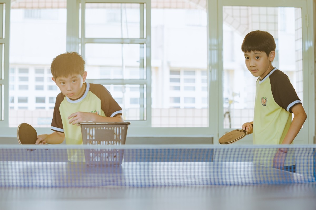 片中主角黃軒（左）是天才型選手，胡冠宇（右）與他天賦不同。圖／《乒乓男孩》