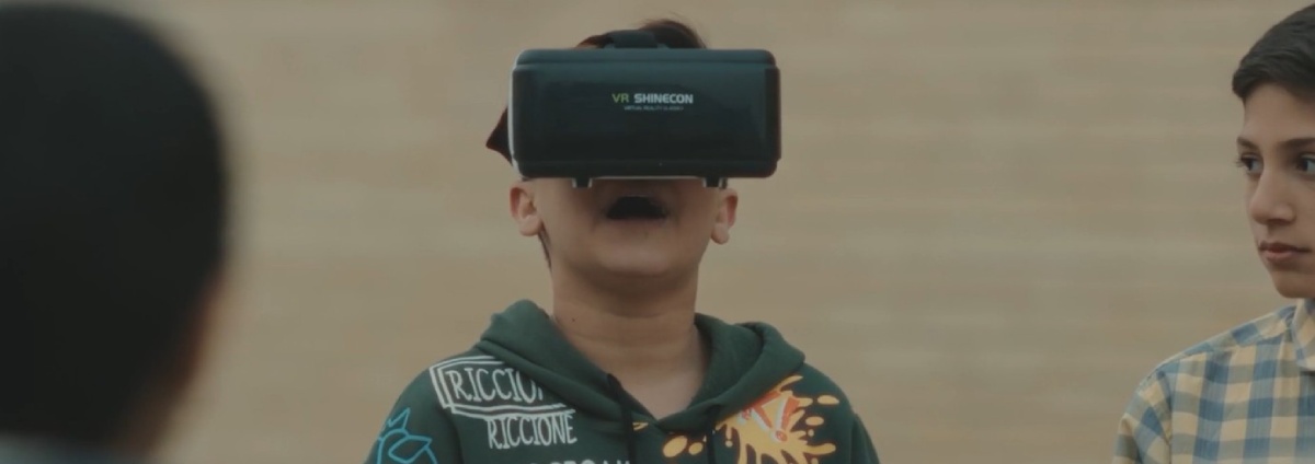 片中的富家子家中遭小偷，富爸爸馬上買新的VR眼鏡作為補償。圖/《拜偷拜偷》