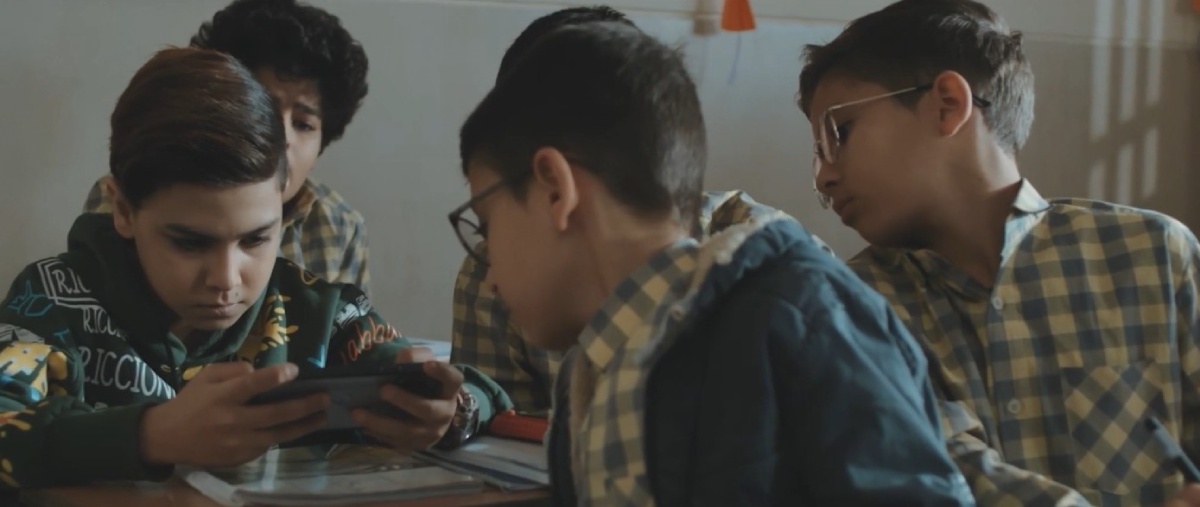 片中的富家子阿拉什（左）經常帶新奇物品到學校炫耀。圖／《拜偷拜偷》