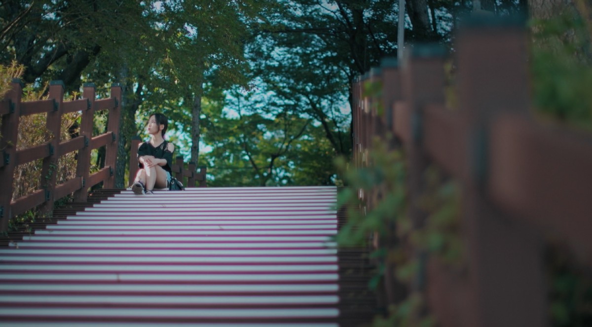 表藝琳生前隨紀錄片拍攝團隊重回母校。圖／《南韓校園霸凌的黑暗真相》