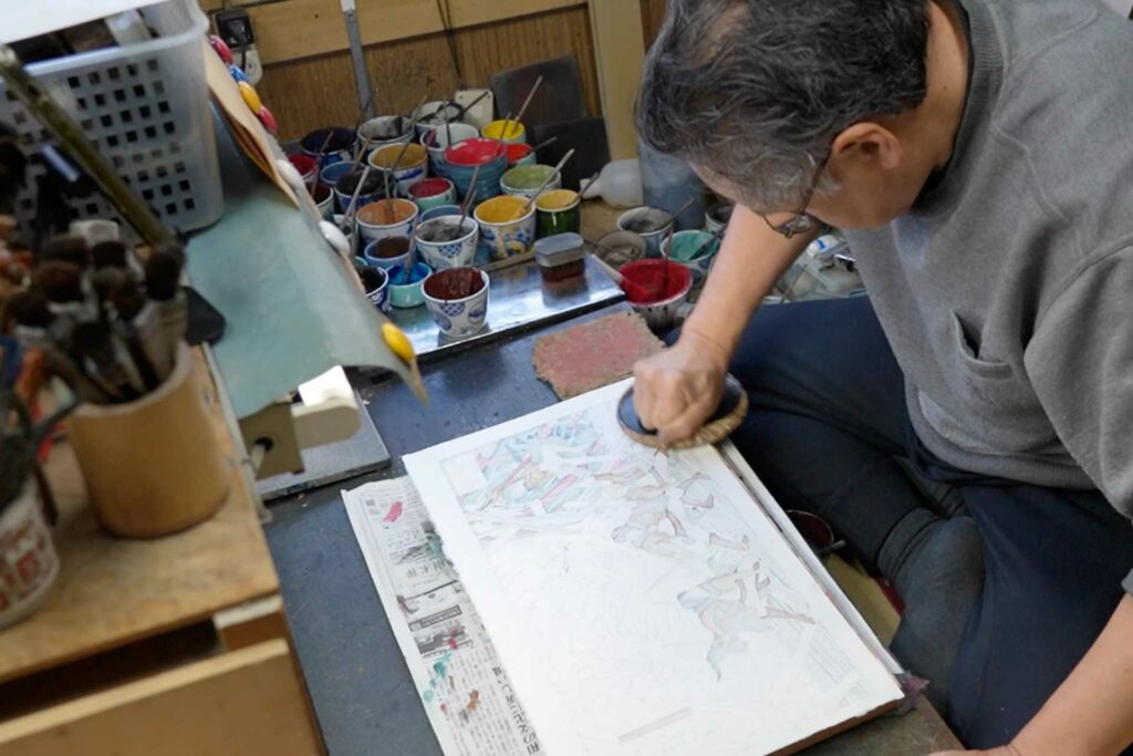 ｜摺師將雕刻完成的木板刷色後，在一層層、一張張地印製出浮世繪，工序非常複雜。日本至今仍有少數工藝師在努力傳承這項技術。（圖／AKIHABARA PREMIUM COLLECTION）