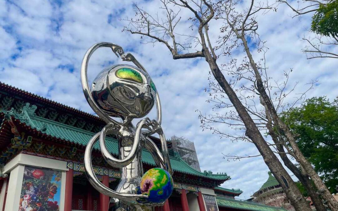 南海學園的宮殿式建築，就是洪易雕塑的領域展開！歡迎來到史博館《鏡花蟲洞宴》