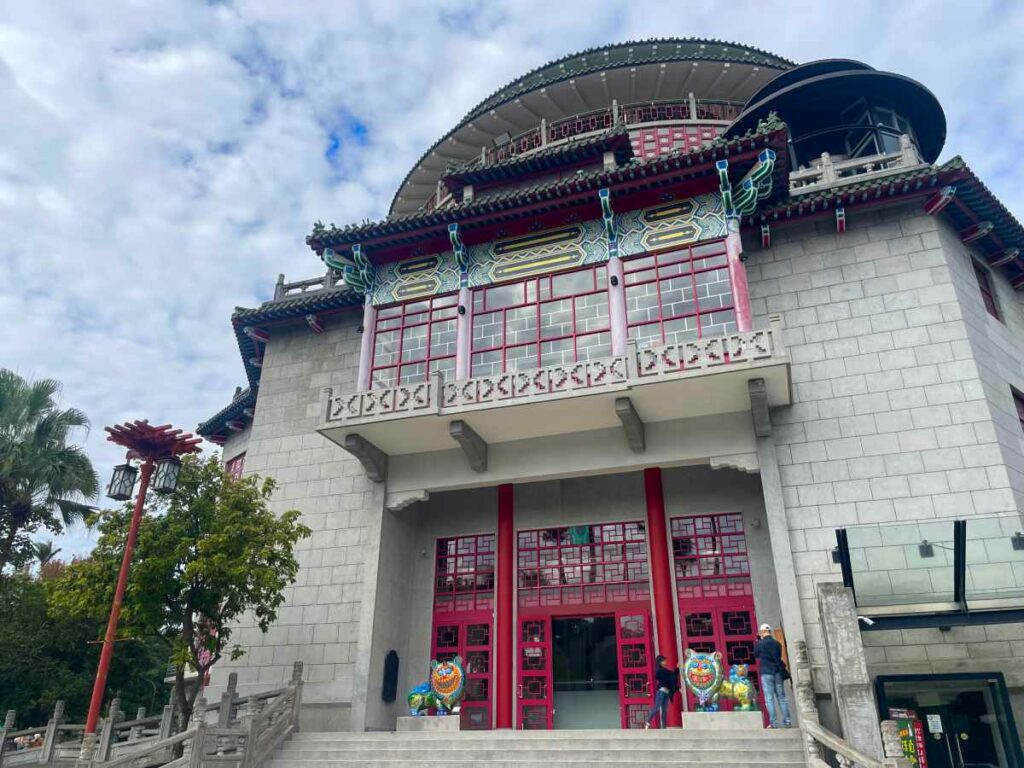 |臺灣工藝中心(臺北當代工藝設計分館)建築外觀採用中國北方中原宮殿式風格。展覽期間,在入口處擺放洪易的彩色鋼雕〈咬錢師〉