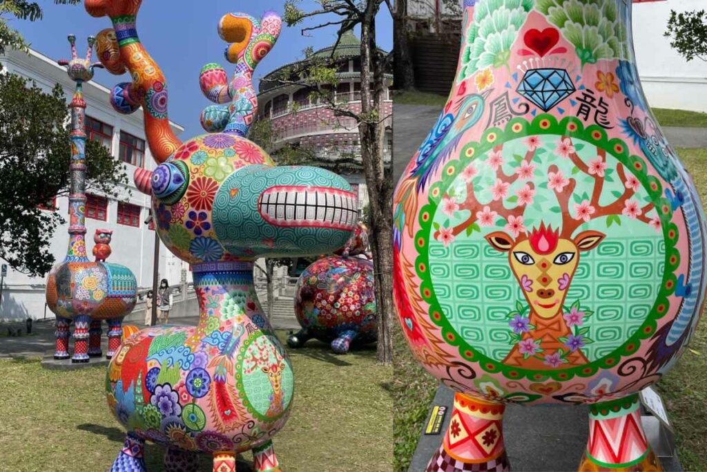 |左起〈長景祿〉和〈梅花鹿〉,後者身上佈滿花朵,鹿角還開了梅花,是名符其實的「梅花鹿」。