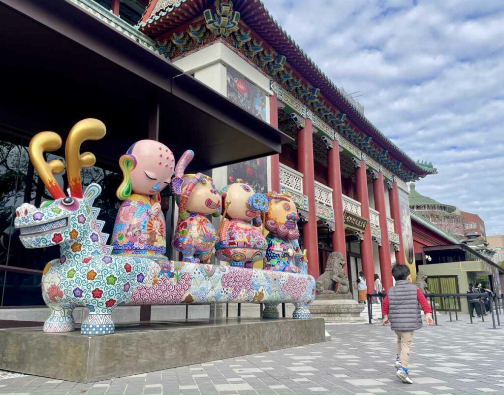 |〈西遊記〉的彩色鋼雕造型和史博館建築十分相稱。