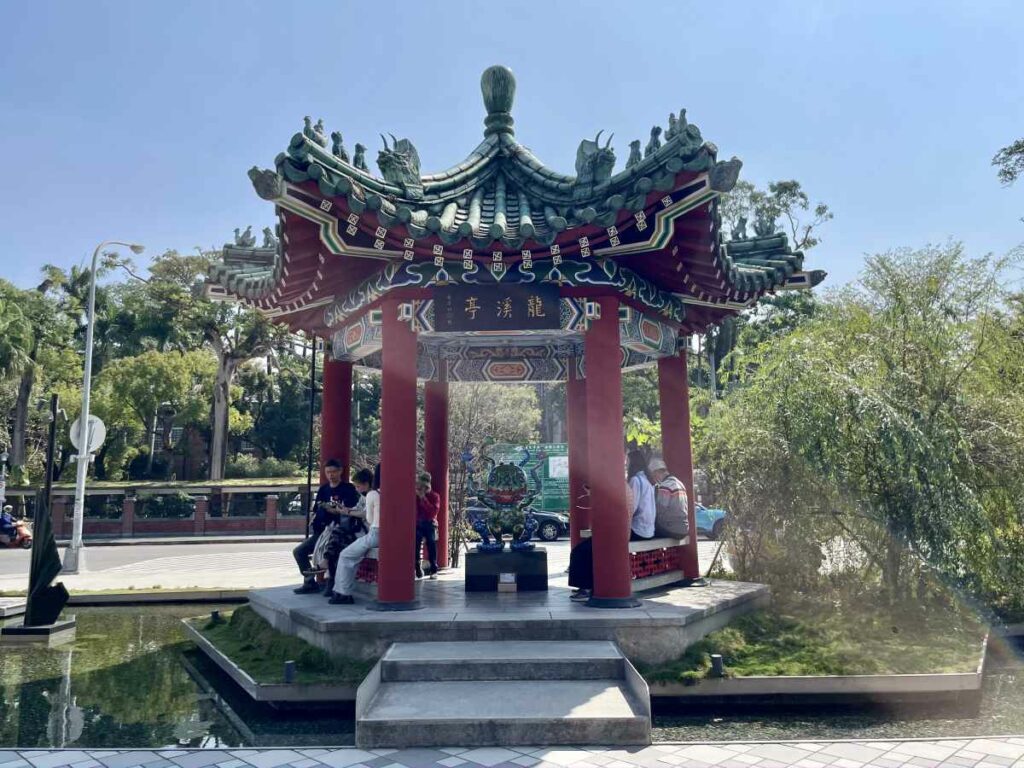 |〈浪漫蛇穩〉擺在史博館前方的亭子中央,歡迎觀眾親近環繞而坐。