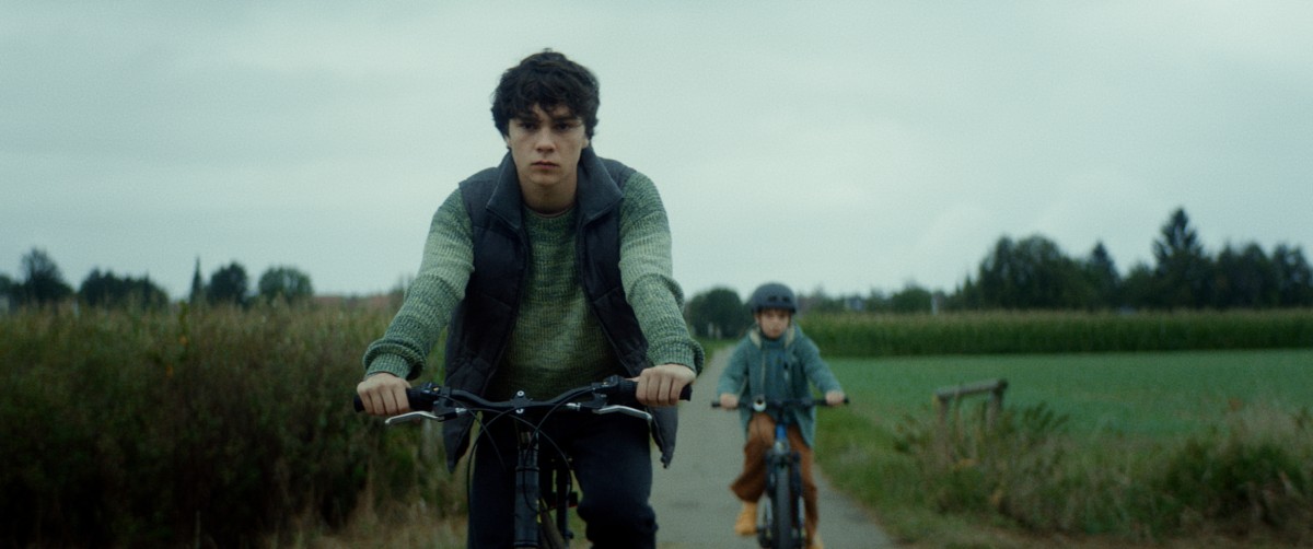 青少年嘉寶（前）對好友的弟弟（後）有好感，他感到難以啟齒。圖／《我15歲，你在乎嗎？》