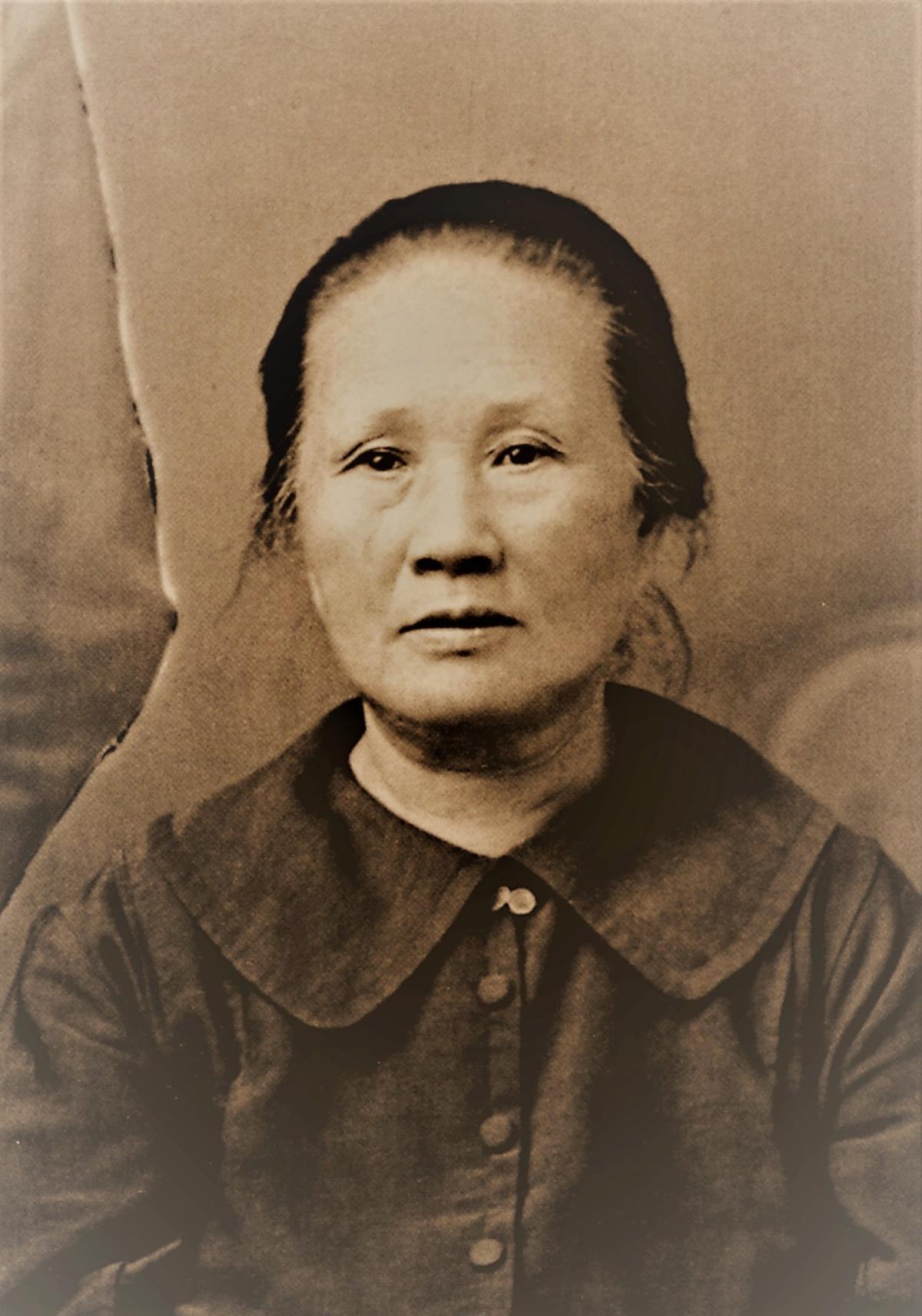 馬偕博士夫人張聰明女士。典藏者：真理大學校史館。創用CC 姓名標示-非商業性-相同方式分享 3.0台灣（CC BY-NC-SA 3.0 TW）。發佈於《開放博物館》